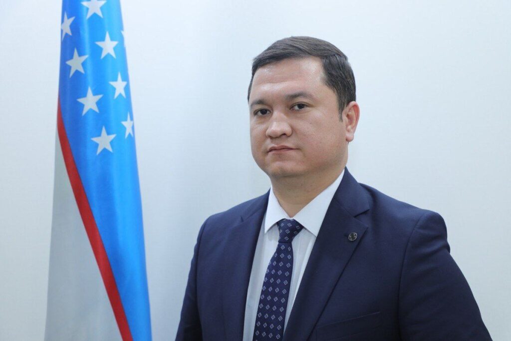 Yogoch hojatxonada yashirin kamera video Jinsiy aloqa yarim lab va jinsiy olatni